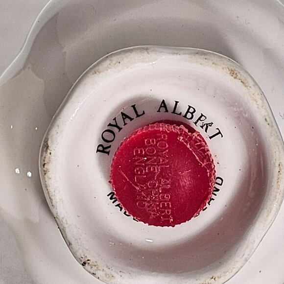 Royal Albert Val D'or Salt Pepper Shakers 3"  white gold trim fine china England - Picture 7 of 9